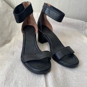 FRYE AND CO. Black Leather Heeled Sandals